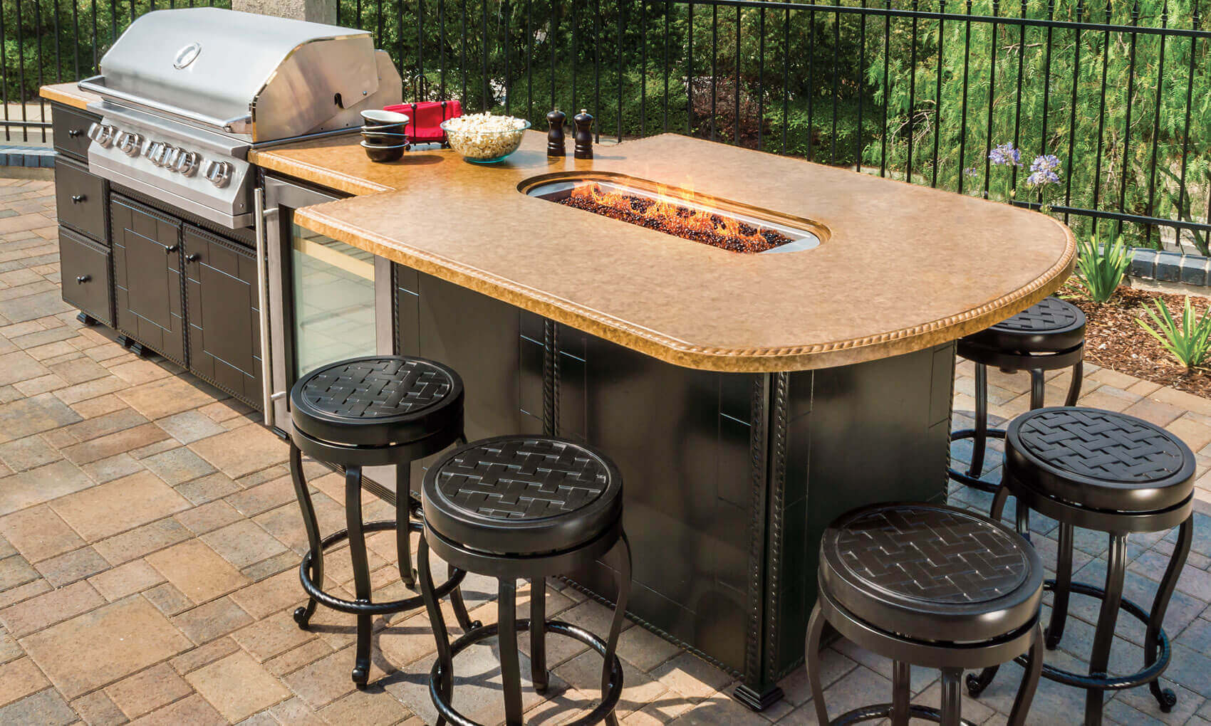 outdoor-kitchens_kitchen-islands_grill-fire-pit-island_10-m
